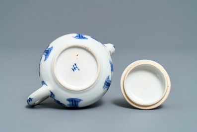 Een Chinese blauwwitte Yixing-stijl theepot en een Anhua bord, Tianqi en Kangxi