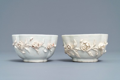 Een paar Chinese blauwwitte 'soft paste' koppen en schotels met reli&euml;fdecor, Qianlong