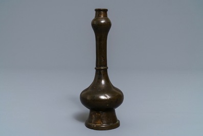 Un vase en bronze de forme dite "t&ecirc;te d'ail" aux taches de dorure,  Ming/Qing