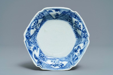 Een Chinese blauwwitte Yixing-stijl theepot en een Anhua bord, Tianqi en Kangxi