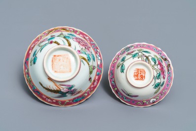 Une collection de tasses et soucoupes et un vase en porcelaine de Chine pour le march&eacute; Peranakan ou Straits, 19&egrave;me