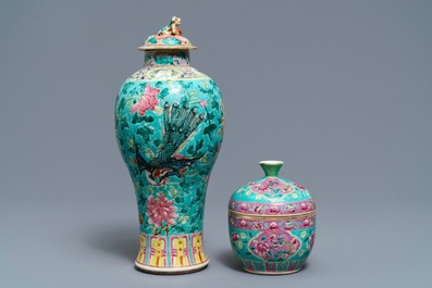 Une collection de tasses et soucoupes et un vase en porcelaine de Chine pour le march&eacute; Peranakan ou Straits, 19&egrave;me
