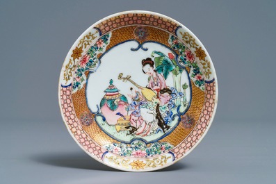Une tasse et soucoupe en porcelaine de Chine famille rose &agrave; d&eacute;cor d'une musicienne, Yongzheng