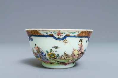 Une tasse et soucoupe en porcelaine de Chine famille rose &agrave; d&eacute;cor d'une musicienne, Yongzheng