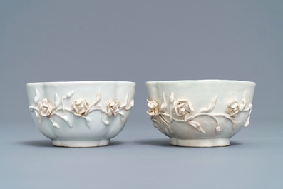Een paar Chinese blauwwitte 'soft paste' koppen en schotels met reli&euml;fdecor, Qianlong