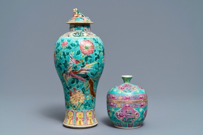 Une collection de tasses et soucoupes et un vase en porcelaine de Chine pour le march&eacute; Peranakan ou Straits, 19&egrave;me