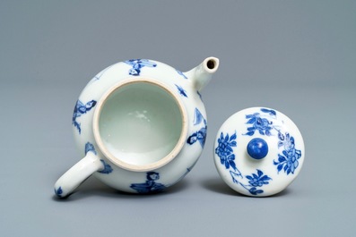 Een Chinese blauwwitte Yixing-stijl theepot en een Anhua bord, Tianqi en Kangxi