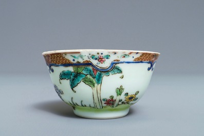 Une tasse et soucoupe en porcelaine de Chine famille rose &agrave; d&eacute;cor d'une musicienne, Yongzheng