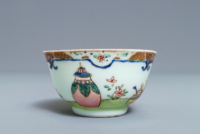 Une tasse et soucoupe en porcelaine de Chine famille rose &agrave; d&eacute;cor d'une musicienne, Yongzheng