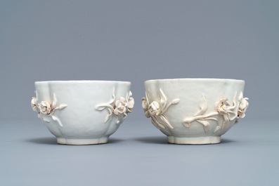 Een paar Chinese blauwwitte 'soft paste' koppen en schotels met reli&euml;fdecor, Qianlong