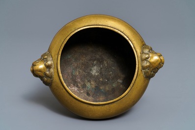 Un br&ucirc;le-parfum tripod en bronze aux anses en forme de t&ecirc;tes de lions, Chine, 19/20&egrave;me