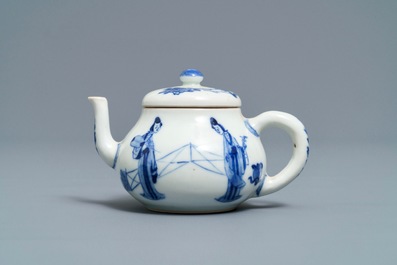 Een Chinese blauwwitte Yixing-stijl theepot en een Anhua bord, Tianqi en Kangxi