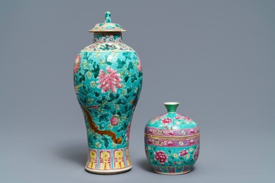 Une collection de tasses et soucoupes et un vase en porcelaine de Chine pour le march&eacute; Peranakan ou Straits, 19&egrave;me