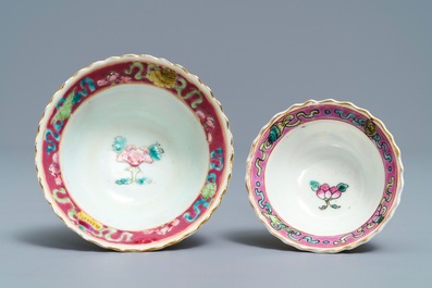 Une collection de tasses et soucoupes et un vase en porcelaine de Chine pour le march&eacute; Peranakan ou Straits, 19&egrave;me