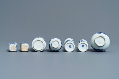 Sept vases miniatures en porcelaine de Chine bleu et blanc, Kangxi