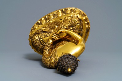 Een grote Chinese verguld bronzen figuur van Boeddha Amitayus, 19/20e eeuw