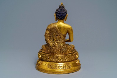 Een grote Chinese verguld bronzen figuur van Boeddha Amitayus, 19/20e eeuw