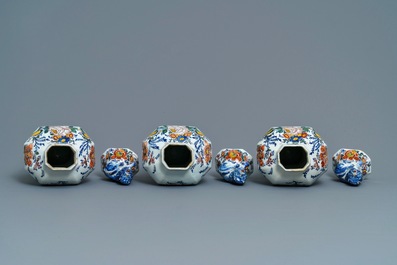 Une garniture de cinq vases en fa&iuml;ence de Delft polychrome &agrave; d&eacute;cor romantique, 18&egrave;me