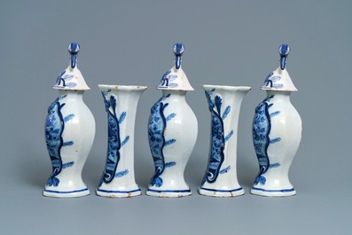 Une garniture de cinq vases en fa&iuml;ence de Delft bleu et blanc &agrave; d&eacute;cor d'oiseaux de paradis, 18&egrave;me