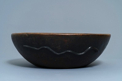 A Philippine Igorot wooden bowl, two African headrests and a comb, 1st half 20th C.