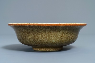 Un bol en porcelaine de Chine de type ge, Qianlong