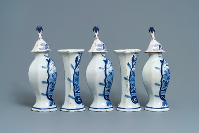 Une garniture de cinq vases en fa&iuml;ence de Delft bleu et blanc &agrave; d&eacute;cor d'oiseaux de paradis, 18&egrave;me
