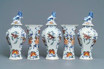 Une garniture de cinq vases en fa&iuml;ence de Delft polychrome &agrave; d&eacute;cor romantique, 18&egrave;me