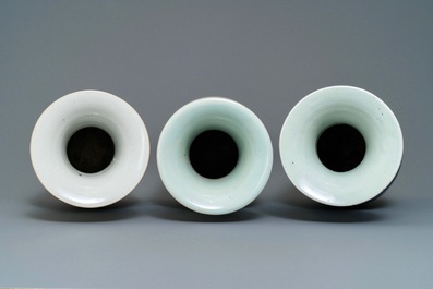Drie Chinese blauwwitte en qianjiang cai vazen, 19/20e eeuw