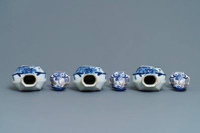 Une garniture de cinq vases en fa&iuml;ence de Delft bleu et blanc &agrave; d&eacute;cor d'oiseaux de paradis, 18&egrave;me