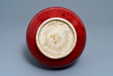 Un vase de forme bouteille en porcelaine de Chine sang de boeuf, Qianlong/Jiaqing