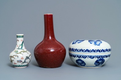 Twee Chinese famille verte en sang de boeuf vazen en een blauwwitte dekselkom, 19e eeuw