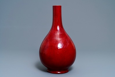 Un vase de forme bouteille en porcelaine de Chine sang de boeuf, Qianlong/Jiaqing