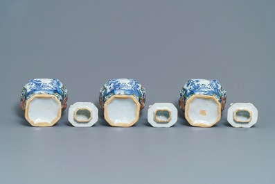 Une garniture de cinq vases en fa&iuml;ence de Delft polychrome &agrave; d&eacute;cor romantique, 18&egrave;me