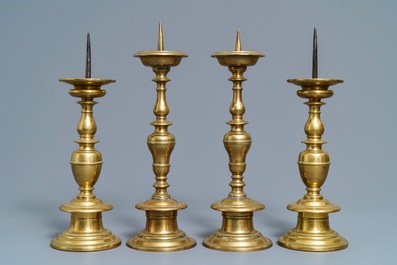 Twee paar bronzen kandelaars, Vlaanderen of Nederland, 17e eeuw