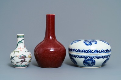 Twee Chinese famille verte en sang de boeuf vazen en een blauwwitte dekselkom, 19e eeuw