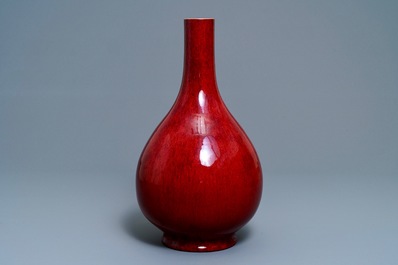 Un vase de forme bouteille en porcelaine de Chine sang de boeuf, Qianlong/Jiaqing