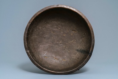 A Philippine Igorot wooden bowl, two African headrests and a comb, 1st half 20th C.