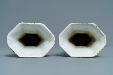 Une garniture de cinq vases en fa&iuml;ence de Delft bleu et blanc &agrave; d&eacute;cor d'oiseaux de paradis, 18&egrave;me