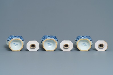 Une garniture de cinq vases en fa&iuml;ence de Delft bleu et blanc &agrave; d&eacute;cor d'oiseaux de paradis, 18&egrave;me