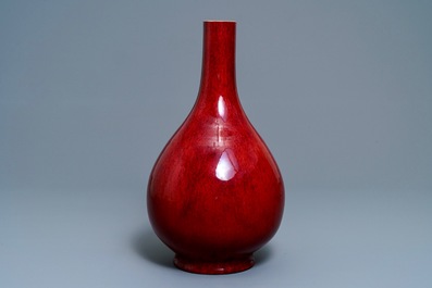 Un vase de forme bouteille en porcelaine de Chine sang de boeuf, Qianlong/Jiaqing