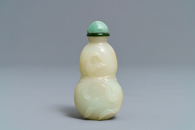 Een Chinese celadon en roestkleurige jade kalebasvormige snuiffles, 19e eeuw