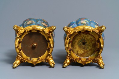 Une paire de vases en &eacute;maux cloisonn&eacute;s aux montures en bronze dor&eacute;, Chine, 19&egrave;me