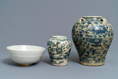 Two Chinese blue and white Swatow jars and a bowl, Ming