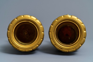Une paire de vases en &eacute;maux cloisonn&eacute;s aux montures en bronze dor&eacute;, Chine, 19&egrave;me