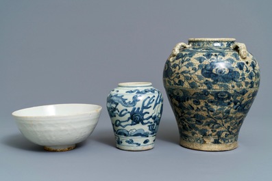Two Chinese blue and white Swatow jars and a bowl, Ming
