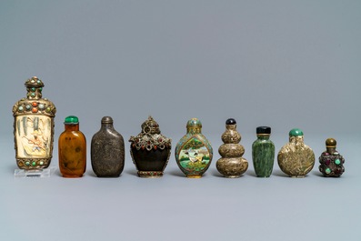Negen diverse Chinese snuifflessen in steen, zilver en glas, 19/20e eeuw