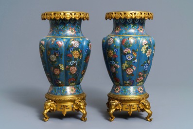 Une paire de vases en &eacute;maux cloisonn&eacute;s aux montures en bronze dor&eacute;, Chine, 19&egrave;me