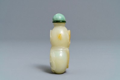 Een Chinese celadon en roestkleurige jade kalebasvormige snuiffles, 19e eeuw