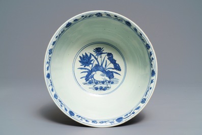Een Chinese blauwwitte kom met eenden, Wanli merk en periode