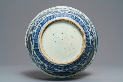Een Chinese blauwwitte kom met pioenslingers, Ming